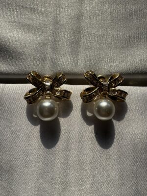 Exquisite golden bow shaped earrings
