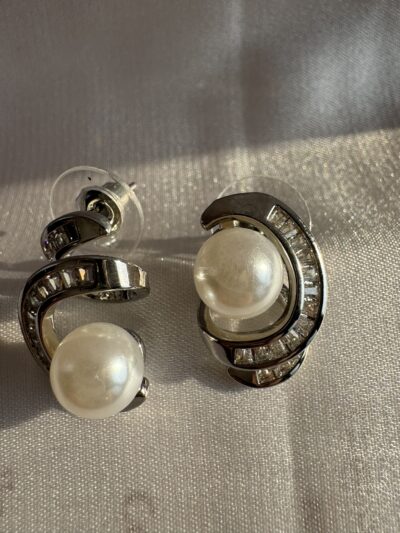 Silver-tone shimmering crystal studded curve with pearl beauty