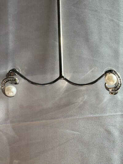 Silver-tone shimmering crystal studded curve with pearl beauty