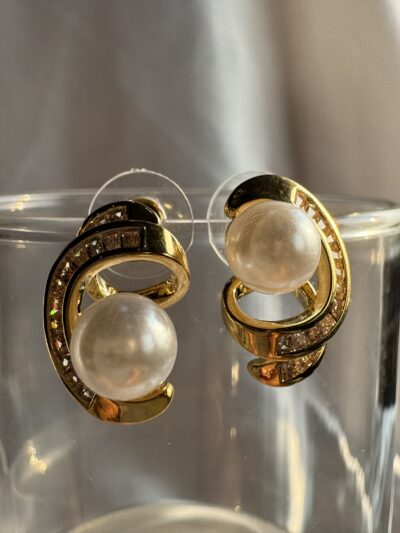 IMG_2536 Gold-tone shimmering crystal studded curve with pearl beauty