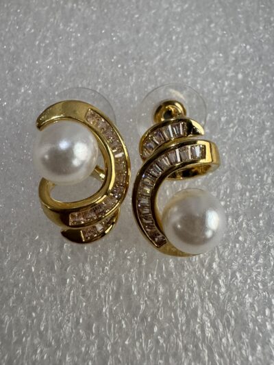 IMG_2715 Gold-tone shimmering crystal studded curve with pearl beauty
