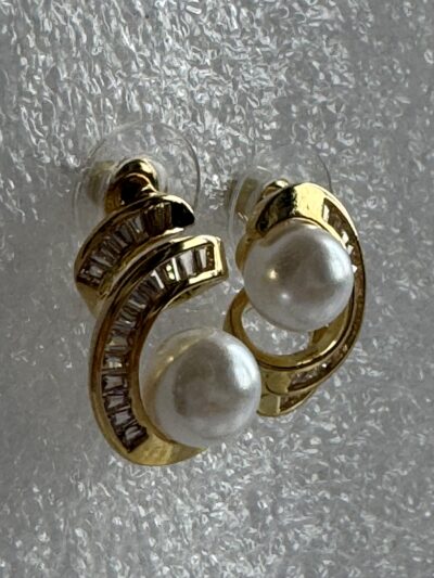 IMG_2850 Gold-tone shimmering crystal studded curve with pearl beauty