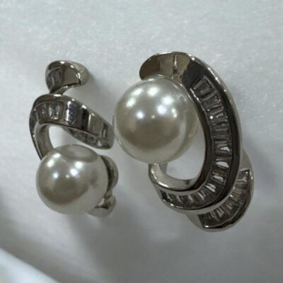 Silver-tone shimmering crystal studded curve with pearl beauty