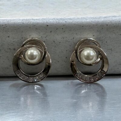 Image 1 (7) Vintage style silver toned pearl centre studded with a bottom curve crystals studded