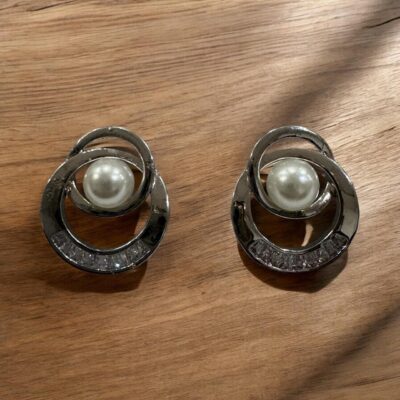 Image 4 (8) Vintage style silver toned pearl centre studded with a bottom curve crystals studded